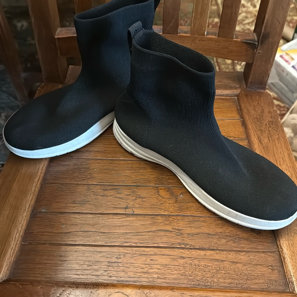 Fitflop stretch pull on booties size 9